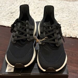 Adidas Ultraboost 21 running shoes. SZ 11